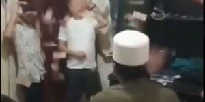 Viral Pria Keluarkan Uang dari Sarung Sakti, Dunia Tipu-Tipu