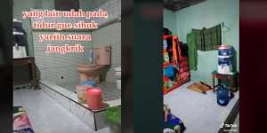 Bikin Melongo, Kamar Mandi Dalam Kos Ini Tanpa Sekat