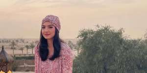 Dikira di Dalam Masjid, Raline Shah Ditegur karena Pakai Sandal
