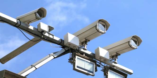 Pria Ini Kena Tilang Elektronik Gegara Nyetir Truk Tak Pakai Helm