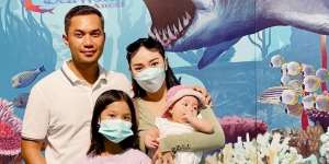 Dua Anak Zaskia Gotik Tidur di Kasur Lantai,  Kain Jarik Jadi Sorotan