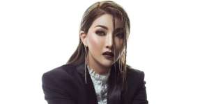 Gahar Banget! 5 Potret Sarwendah Pakai Outfit Hitam Putih