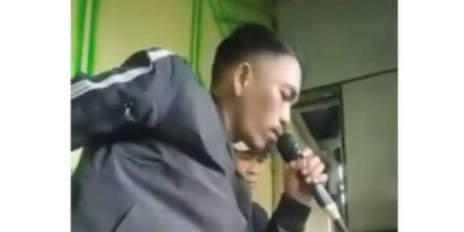 Lagi Asik Karaoke Tiba-tiba Tersambar Petir, Benarkah?