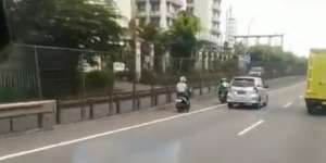 Berboncengan, Dua Wanita Pengendara Motor Nekat Terabas Tol Jakarta-Tangerang