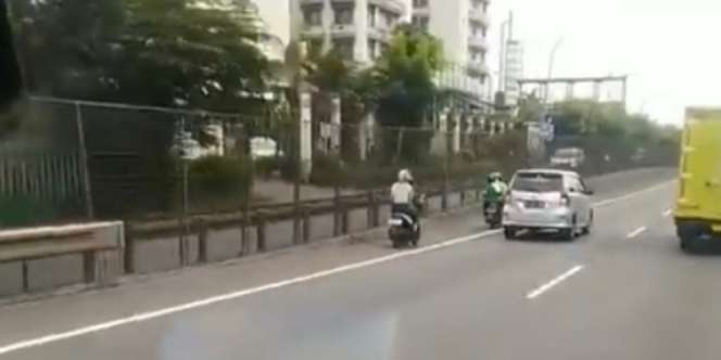 Berboncengan, Dua Wanita Pengendara Motor Nekat Terabas Tol Jakarta-Tangerang