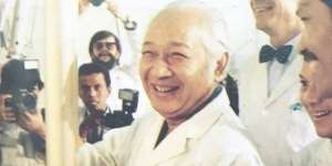 Momen Presiden Soeharto Jadi Imam Sholat, Makmumnya Menteri hingga Jenderal