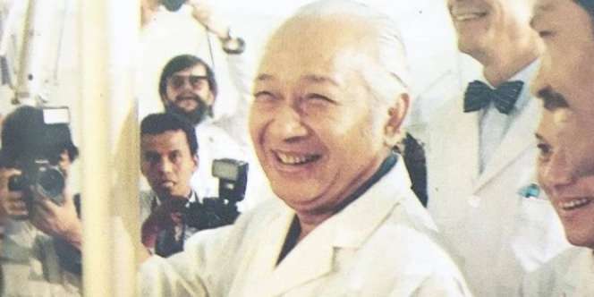 Momen Presiden Soeharto Jadi Imam Sholat, Makmumnya Menteri hingga Jenderal