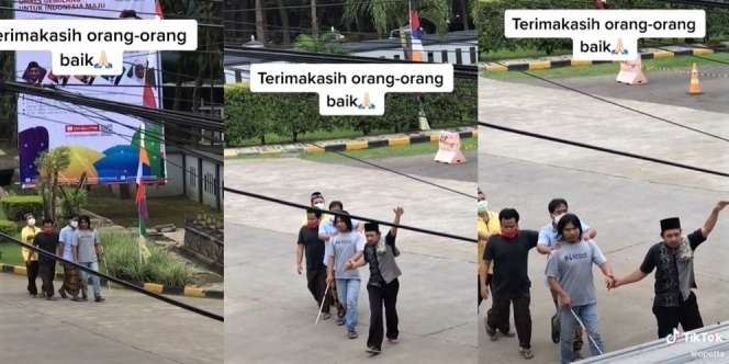 Menggetarkan, 4 Tuna Netra Berpegangan Bahu Demi Ikut Tunaikan Sholat Jumat
