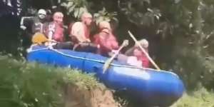 Perahu Karet Arung Jeram Siap Berangkat, Tiba-tiba.. 