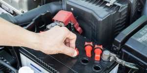 3 Tanda Aki Mobil Waktunya Diganti