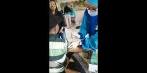 Heboh Lansia Kebal Disuntik Vaksin, Jarumnya Bengkok