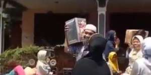 Ngakak! Salah Share Loc, Rombongan Pengantin Malah Nyasar ke Hajatan Tetangga
