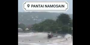 Detik-detik 6 Orang Dihantam Gelombang Tinggi NTT