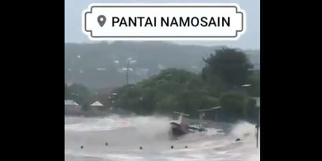 Detik-detik 6 Orang Dihantam Gelombang Tinggi NTT