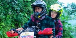 5 Momen Ririn Ekawati Jatuh dari Motor, Luka di Bagian Lutut