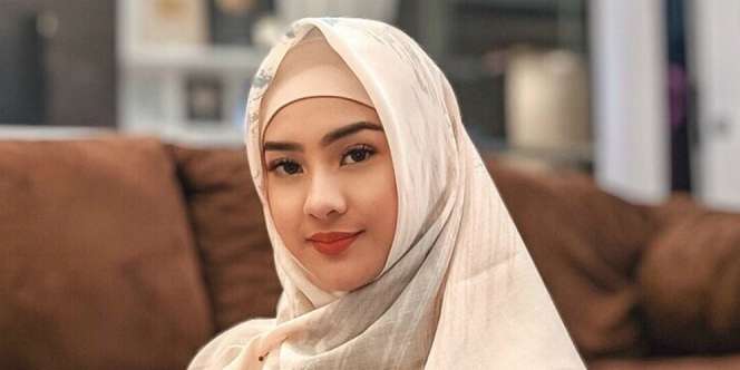 Hijab Gamis Macan Tutul Anya Geraldine Jadi Sorotan