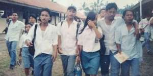 Gaya Pakaian Seragam Siswa SMA Tahun 90an, Salfok Kancing Baju Murid Cowok