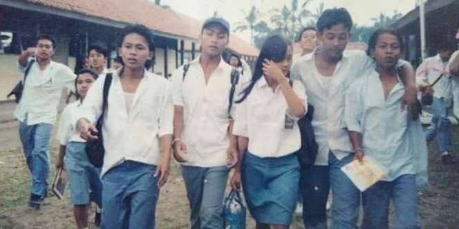 Gaya Pakaian Seragam Siswa SMA Tahun 90an, Salfok Kancing Baju Murid Cowok
