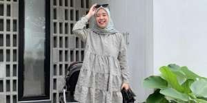 Inspirasi Outfit Qonitah Al Jundiah untuk Virtual Meeting