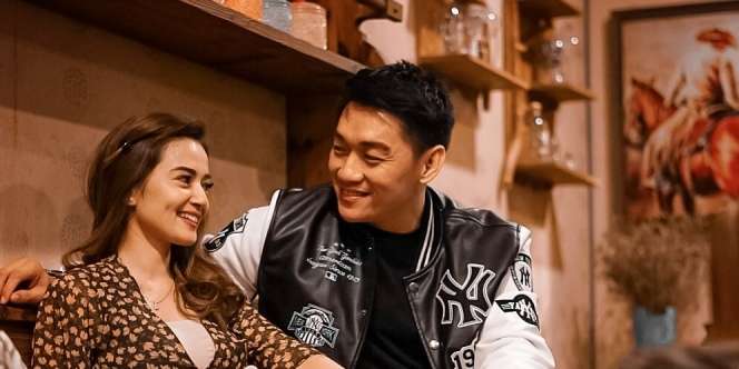 Ifan Seventeen Resmi Bertunangan dengan Citra Monica