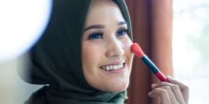 5 Trik Menggunakan Blush Agar Terlihat Natural