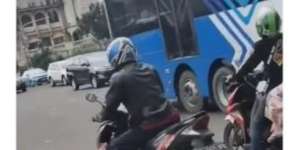 Kocaknya Aksi Pengemudi Seimbangkan Motor Tanpa `Napak`, Males Injak Aspal