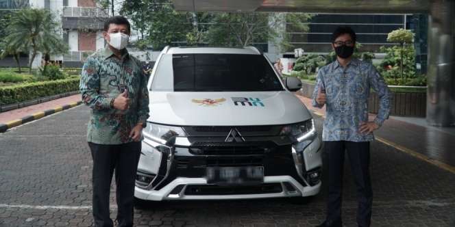 Mitsubishi Hibahkan Outlander PHEV kepada Kementerian BUMN