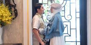 5 Potret Romantis Ustaz Solmed dan April Jasmine