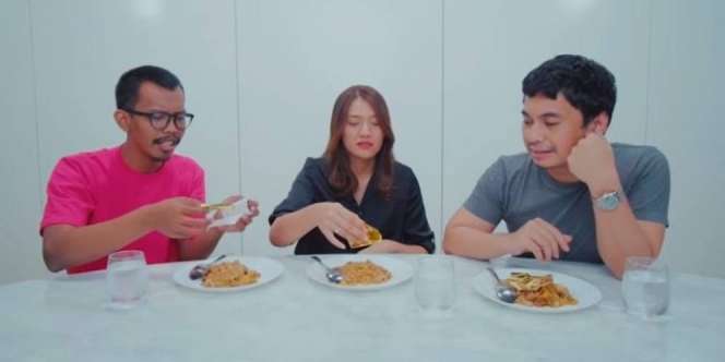Reaksi Kocak Raditya Dika Makan Nasi Goreng Bertabur Emas