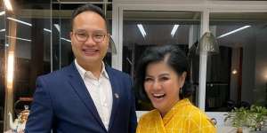 5 Potret Keakraban Calvino Samudra dengan Istri Hotma Sitompul