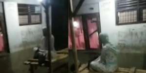 Viral Sapa Tetangga Duduk Bersila Depan Rumah, Baru Sadar Meninggal 7 Hari Lalu