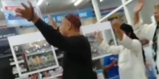 Viral Sekelompok Pria Bergamis Masuk Minimarket, Bikin Panik Satu Toko