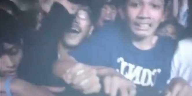 Video Penonton Konser Apes Terjepit Pagar Pembatas, Ekspresinya Bikin Ngakak