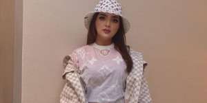 Foto Bareng Sahabat, Wajah Ashanty Jadi Sorotan