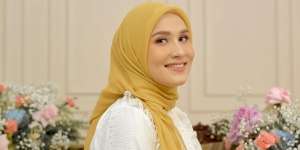 Inspirasi Outfit 'Lilac' Buat Bumil Versi Dwi Handayani