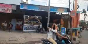 Yang Dilakukan Si Cewek Saat Boncengan Motor Bikin yang Lihat Geli