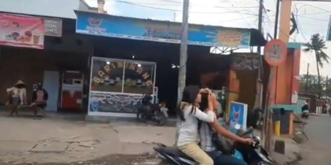 Yang Dilakukan Si Cewek Saat Boncengan Motor Bikin yang Lihat Geli