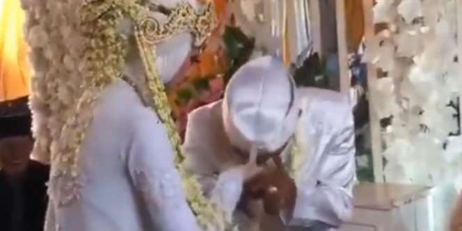 Grogi, Pengantin Pria Ini Malah Salah Cium Tangan Istri di Pelaminan