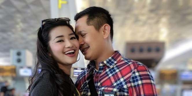 Potret Mesra Fitri Carlina Bareng Suami di Kolam Renang Disorot