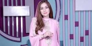 Gaya Celine Evangelista Berbusana Gamis Sambut Ramadan