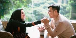 Foto Mesra Ustaz Riza Muhammad dan Indri Giana Bikin Merinding