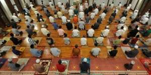 5 Potret Sholat Tarawih Malam Pertama Ramadan 1442