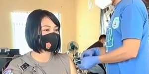 Viral Polwan Cantik Divaksin, Netizen Ribut Tenaga Kesehatannya