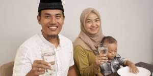 Manfaat Luar Biasa Minum Air Putih Saat Buka Puasa dan Sahur