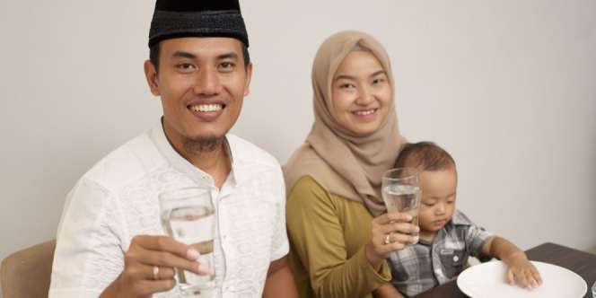 Manfaat Luar Biasa Minum Air Putih Saat Buka Puasa dan Sahur