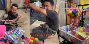 Viral Pria Disabilitas Nangis Saat Dagangannya Diborong, Semua Ikut Mewek