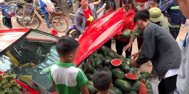 Wow! Bagasi `Ferrari` Dipakai Pedagang Buah Jual Semangka