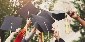 Banyak Tingkah Saat Wisuda, Cewek Ini Malah Jadi Tertawaan Teman Seangkatan