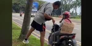 Viral Pemotor Bawa Tulisan 'Butuh Pekerjaan Apa Saja'