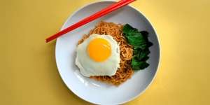 Alasan Pakar Tak Sarankan Makan Sahur Hanya Makan Mi Instan